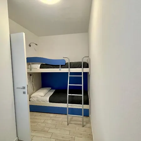 Antonietta 3, Tra Pineta E Mare ביביונה